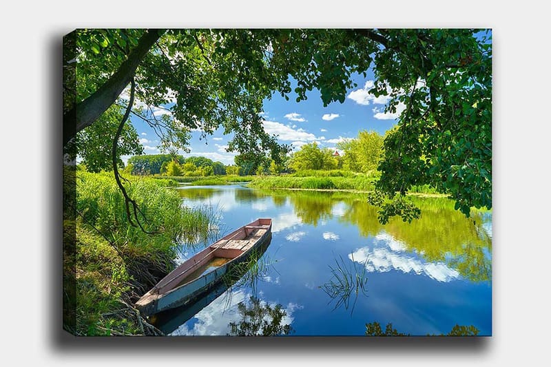 Canvas taulu 70x100 cm - Hiljainen vene peilimäisellä järvellä rehevien puiden ja kasvillisuuden ympäröimänä, Vihreä / Sininen / Ruskea