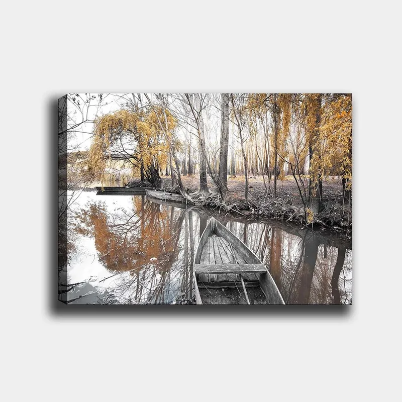 Canvas taulu 70x100 cm - Hiljainen vene peilimäisellä veden pinnalla syksyn väristen puiden ympäröimänä, Kulta / Harmaa / Musta