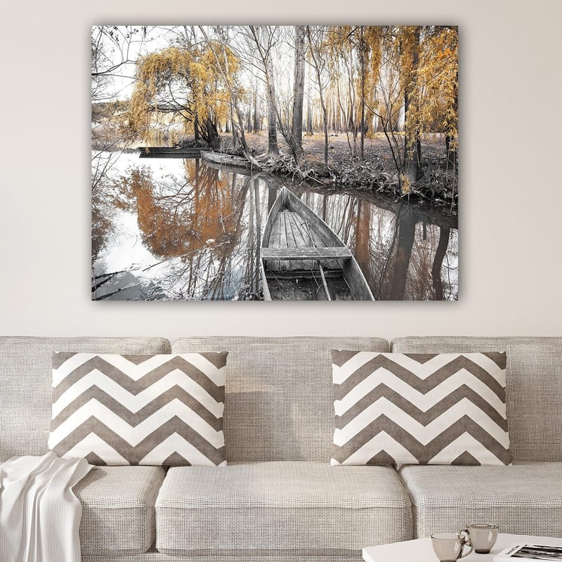 Canvas taulu 70x100 cm - Hiljainen vene peilimäisellä veden pinnalla syksyn väristen puiden ympäröimänä - Kulta / Harmaa / Musta - Sisustustuotteet - Taulu & taide - Canvas-taulu