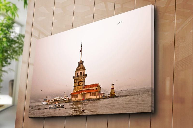 Canvas taulu 70x100 cm - Historiallinen majakka kohoaa veden ylle sumuisessa tunnelmassa - Beige / Oranssi / Ruskea - Sisustustuotteet - Taulu & taide - Canvas-taulu