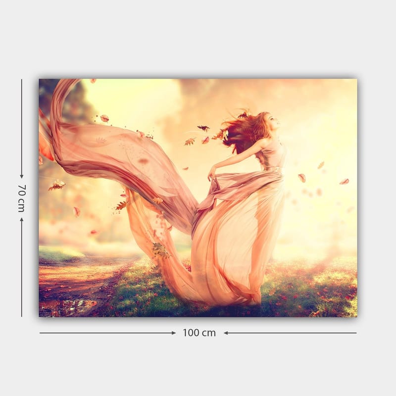 Canvas taulu 70x100 cm - Hulmuavassa mekossa oleva nainen tanssii unenomaisessa syysmaisemassa putoavien lehtien keskellä - Vaaleanpunainen / Beige / Pehmeän keltainen - Sisustustuotteet - Taulu & taide - Canvas-taulu