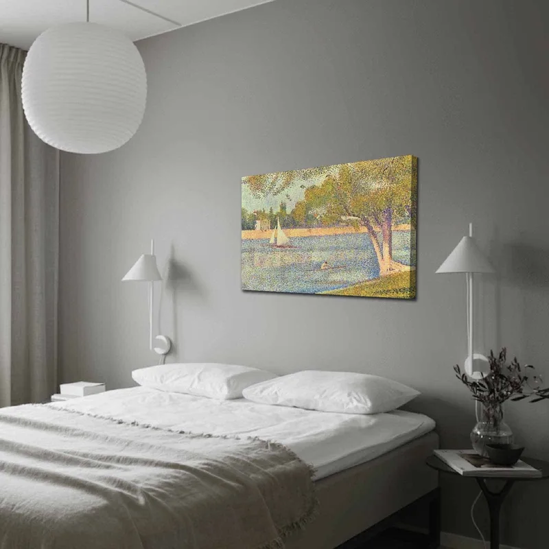 Canvas taulu 70x100 cm - Idyllinen järvimaisema purjeveneineen ja puineen heijastaa rauhallista kesätunnelmaa, Vihreä / Sininen / Beige