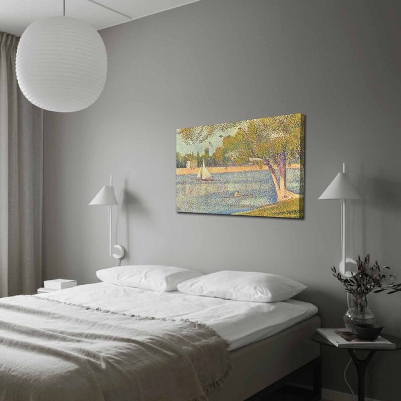 Canvas taulu 70x100 cm - Idyllinen järvimaisema purjeveneineen ja puineen heijastaa rauhallista kesätunnelmaa, Vihreä / Sininen / Beige