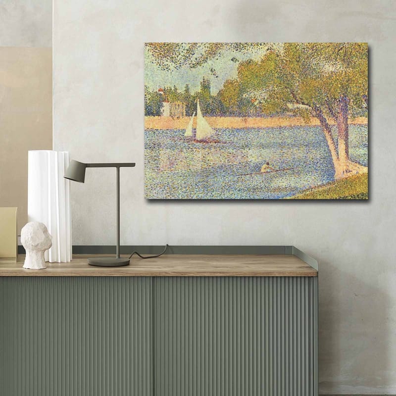 Canvas taulu 70x100 cm - Idyllinen järvimaisema purjeveneineen ja puineen heijastaa rauhallista kesätunnelmaa - Vihreä / Sininen / Beige - Sisustustuotteet - Taulu & taide - Canvas-taulu