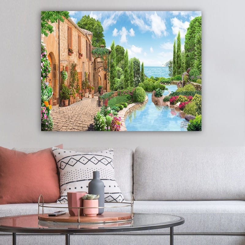 Canvas taulu 70x100 cm - Idyllinen maaseutukylä kukkien, puiden ja kimaltelevan järven taustalla - Vihreä / Sininen / Terrakotta - Sisustustuotteet - Taulu & taide - Canvas-taulu