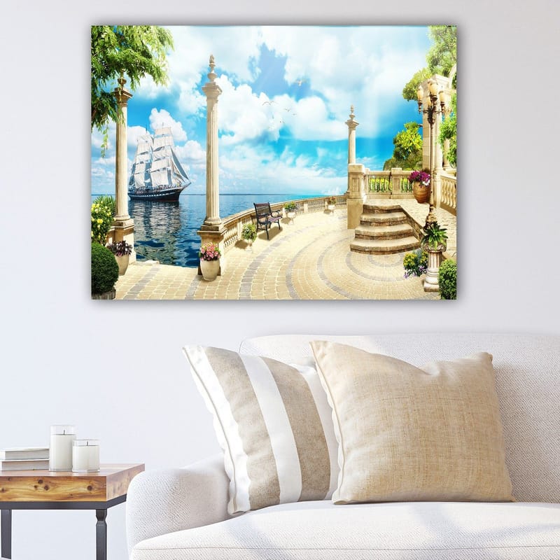 Canvas taulu 70x100 cm - Idyllinen merinäköala purjeveneellä, pylväiden ja vehreyden ympäröimänä, Sininen / Vihreä / Beige