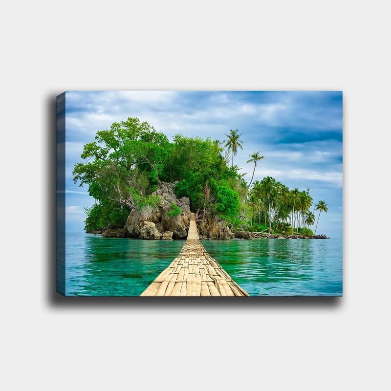 Canvas taulu 70x100 cm - Idyllinen saari rehevällä vehreydellä ja puisella sillalla, joka johtaa kirkkaan veden yli, Vihreä / Sininen / Ruskea