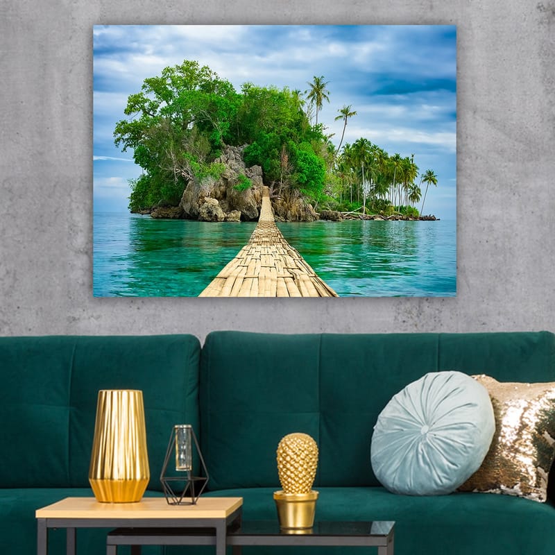Canvas taulu 70x100 cm - Idyllinen saari rehevällä vehreydellä ja puisella sillalla, joka johtaa kirkkaan veden yli - Vihreä / Sininen / Ruskea - Sisustustuotteet - Taulu & taide - Canvas-taulu