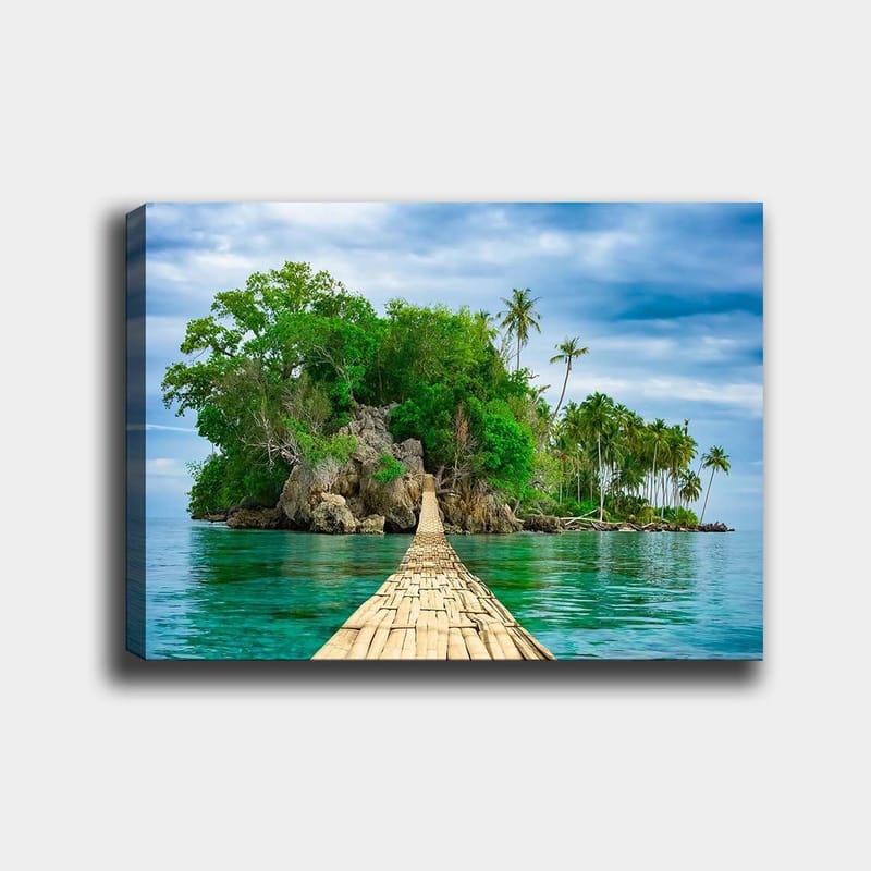 Canvas taulu 70x100 cm - Idyllinen saari rehevällä vehreydellä ja puisella sillalla, joka johtaa kirkkaan veden yli, Vihreä / Sininen / Ruskea