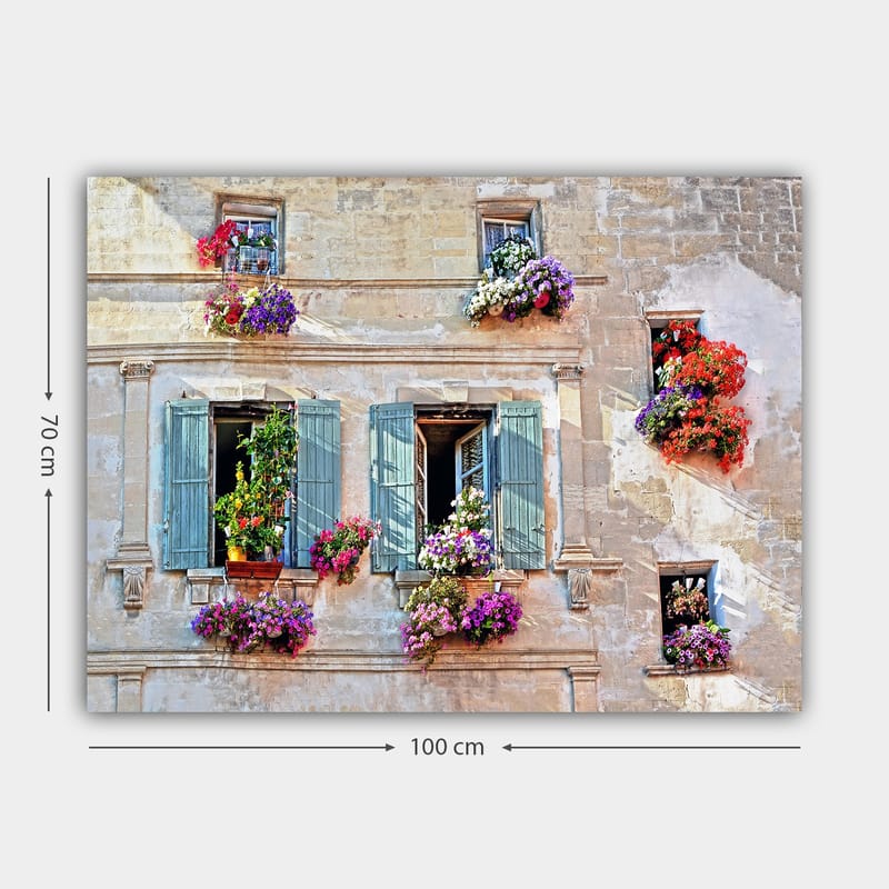Canvas taulu 70x100 cm - Ikkuna kukka-asetelmalla vanhan rakennuksen päällä - Violetti / Vihreä / Punainen - Sisustustuotteet - Taulu & taide - Canvas-taulu