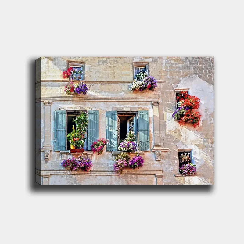 Canvas taulu 70x100 cm - Ikkuna kukka-asetelmalla vanhan rakennuksen päällä, Violetti / Vihreä / Punainen