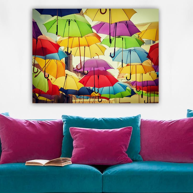 Canvas taulu 70x100 cm - Ilmassa roikkuvat värikkäät sateenvarjot luovat eloisan ja leikkisän tunnelman - Vihreä / Keltainen / Punainen - Sisustustuotteet - Taulu & taide - Canvas-taulu