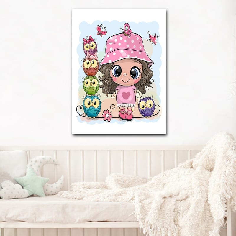 Canvas taulu 70x100 cm - Iloinen tyttö vaaleanpunaisessa hatussa värikkäiden pöllöiden ja perhosten ympäröimänä - Vaaleanpunainen / Vihreä / Sininen - Sisustustuotteet - Taulu & taide - Canvas-taulu