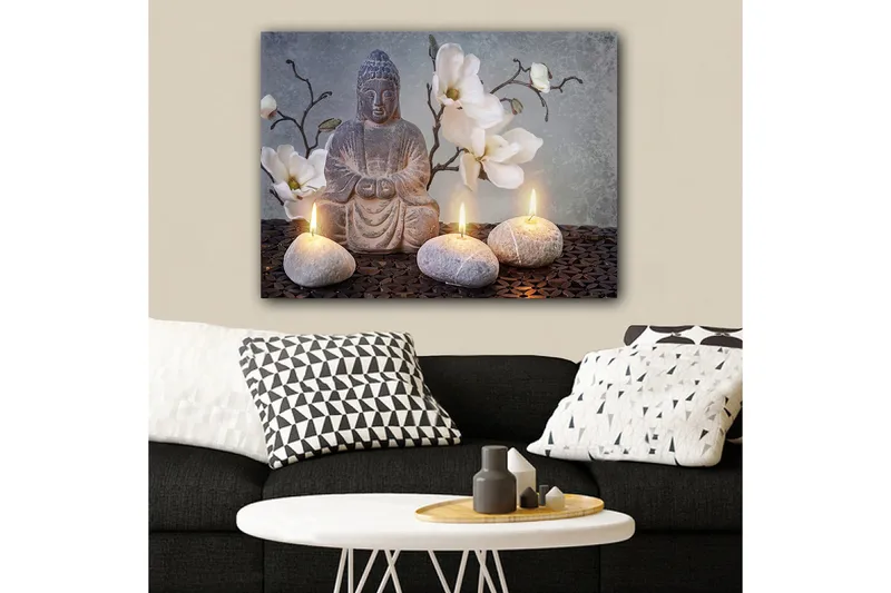Canvas taulu 70x100 cm - Istuva Buddha kukkien, kivien ja kynttilöiden ympäröimänä - Harmaa / Valkoinen / Beige - Sisustustuotteet - Taulu & taide - Canvas-taulu