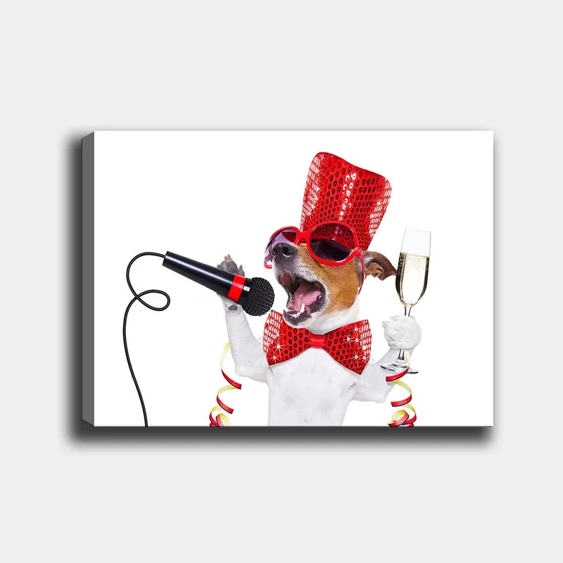 Canvas taulu 70x100 cm - Juhlava koira laulaa mikrofoniin ja pitelee samppanjalasia, Punainen / Valkoinen / Musta