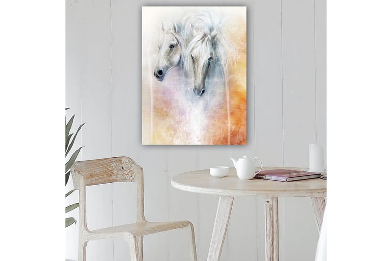Canvas taulu 70x100 cm - Kaksi eleganttia hevosta pehmeässä ja unenomaisessa sommitelmassa - Valkoinen / Vaaleanharmaa / Oranssi - Sisustustuotteet - Taulu & taide - Canvas-taulu