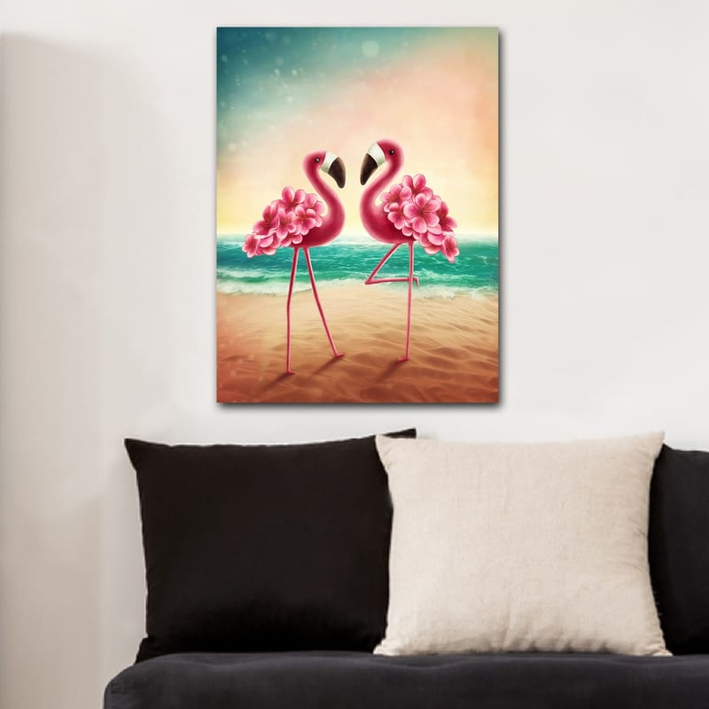 Canvas taulu 70x100 cm - Kaksi flamingoja kukkien kanssa rannalla meren rannalla - Vaaleanpunainen / Turkoosi / Beige - Sisustustuotteet - Taulu & taide - Canvas-taulu