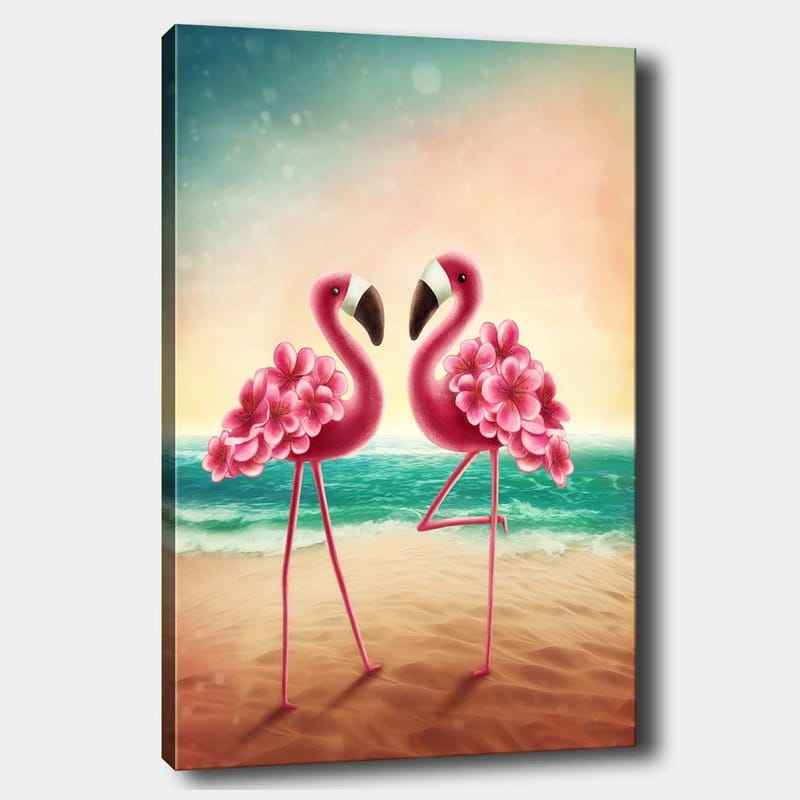 Canvas taulu 70x100 cm - Kaksi flamingoja kukkien kanssa rannalla meren rannalla, Vaaleanpunainen / Turkoosi / Beige