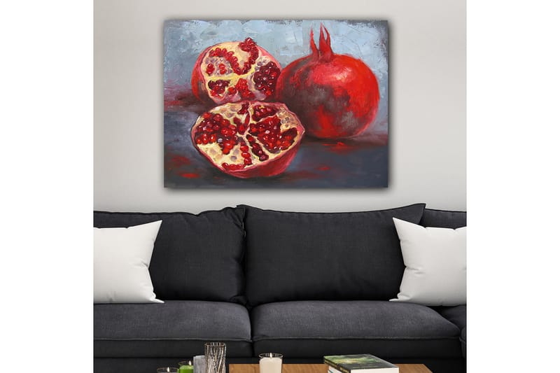 Canvas taulu 70x100 cm - Kaksi granaattiomenaa, toinen kokonainen ja toinen halkaistu, paljastaen mehukkaat siemenensä - Punainen / Beige - Sisustustuotteet - Taulu & taide - Canvas-taulu