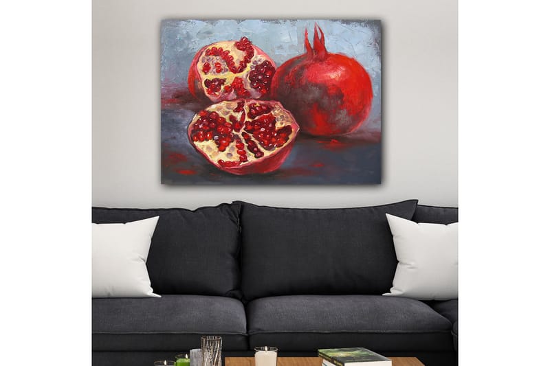 Canvas taulu 70x100 cm - Kaksi granaattiomenaa, toinen kokonainen ja toinen halkaistu, paljastaen mehukkaat siemenensä - Punainen / Beige - Sisustustuotteet - Taulu & taide - Canvas-taulu