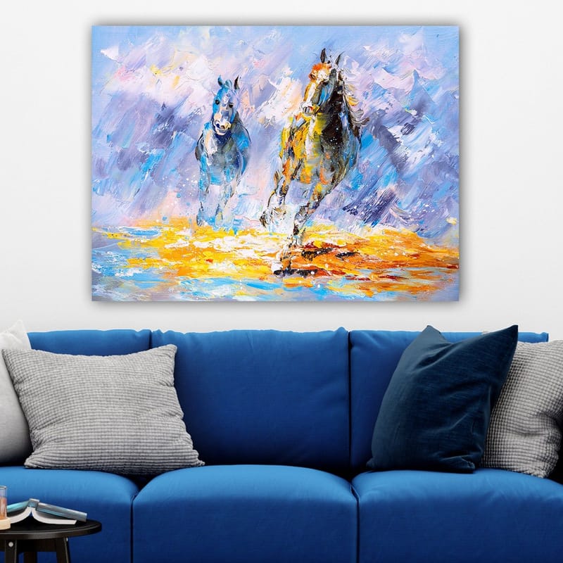 Canvas taulu 70x100 cm - Kaksi hevosta laukkaa eteenpäin dynaamisessa ja värikkäässä sommitelmassa - Sininen / Keltainen / Oranssi - Sisustustuotteet - Taulu & taide - Canvas-taulu