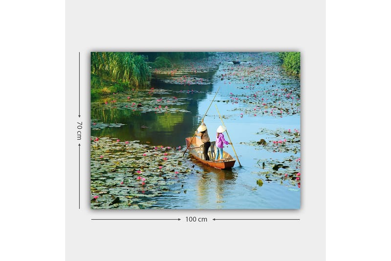 Canvas taulu 70x100 cm - Kaksi ihmistä melomassa veneellä järvellä, jossa on lumpeita ja kukkia - Vihreä / Vaaleanpunainen / Sininen - Sisustustuotteet - Taulu & taide - Canvas-taulu