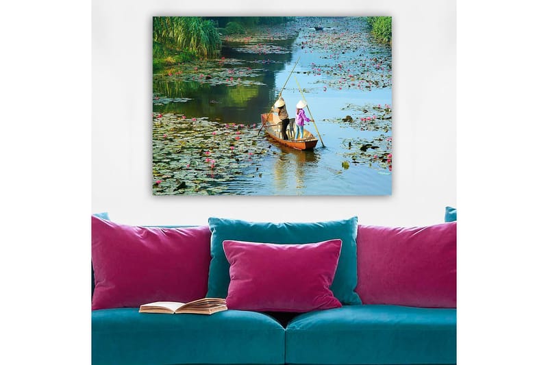 Canvas taulu 70x100 cm - Kaksi ihmistä melomassa veneellä järvellä, jossa on lumpeita ja kukkia - Vihreä / Vaaleanpunainen / Sininen - Sisustustuotteet - Taulu & taide - Canvas-taulu