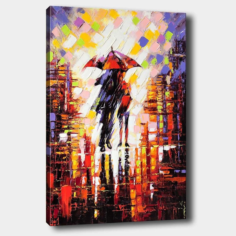 Canvas taulu 70x100 cm - Kaksi ihmistä sateenvarjon kanssa seisomassa sateisessa kaupunkiympäristössä, Punainen / Musta / Oranssi