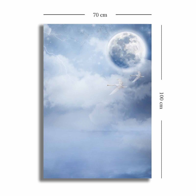 Canvas taulu 70x100 cm - Kaksi joutsenta lentää suuren kuun alla unenomaisella, pilvisellä taivaalla - Vaaleansininen / Valkoinen / Tummansininen - Sisustustuotteet - Taulu & taide - Canvas-taulu