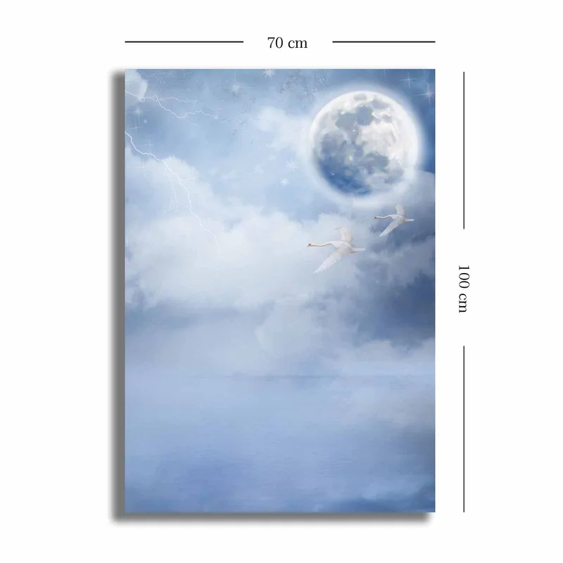 Canvas taulu 70x100 cm - Kaksi joutsenta lentää suuren kuun alla unenomaisella, pilvisellä taivaalla - Vaaleansininen / Valkoinen / Tummansininen - Sisustustuotteet - Taulu & taide - Canvas-taulu