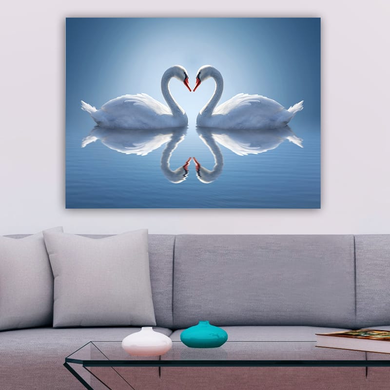 Canvas taulu 70x100 cm - Kaksi joutsenta muodostaa sydämen, joiden kaulat ovat peilikuvana vedessä - Valkoinen / Punainen / Sininen - Sisustustuotteet - Taulu & taide - Canvas-taulu