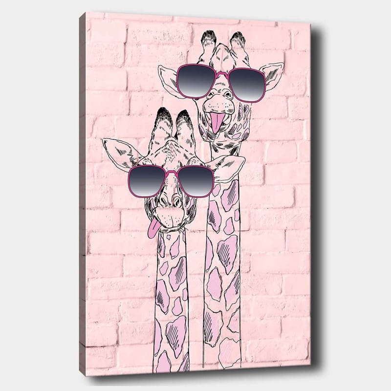 Canvas taulu 70x100 cm - Kaksi kirahvia aurinkolaseineen, jotka erottuvat leikkisillä ilmeillään, Vaaleanpunainen / Musta / Valkoinen
