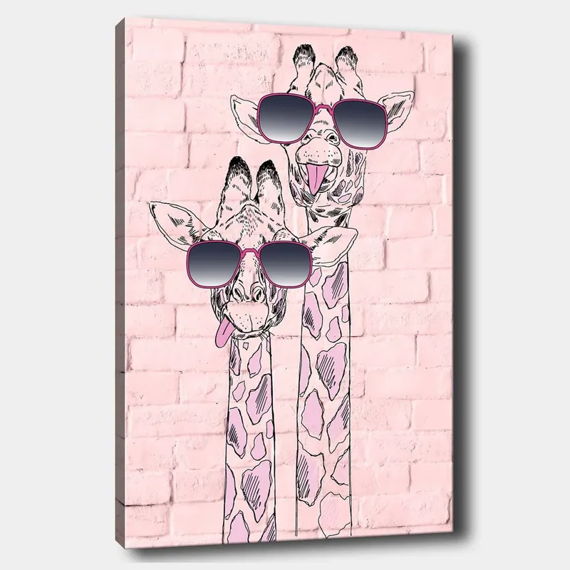 Canvas taulu 70x100 cm - Kaksi kirahvia aurinkolaseineen, jotka erottuvat leikkisillä ilmeillään, Vaaleanpunainen / Musta / Valkoinen