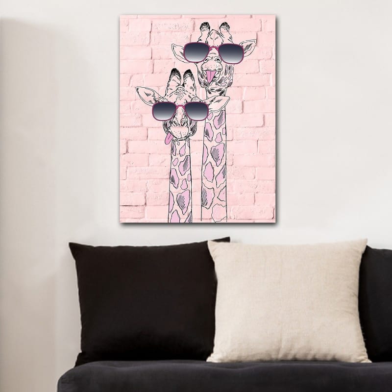 Canvas taulu 70x100 cm - Kaksi kirahvia aurinkolaseineen, jotka erottuvat leikkisillä ilmeillään - Vaaleanpunainen / Musta / Valkoinen - Sisustustuotteet - Taulu & taide - Canvas-taulu