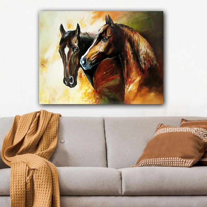 Canvas taulu 70x100 cm - Kaksi lähellä toisiaan seisovaa hevosta dynaamisessa ja eloisassa sommitelmassa - Tummanruskea / Vaaleanruskea / Oranssi - Sisustustuotteet - Taulu & taide - Canvas-taulu