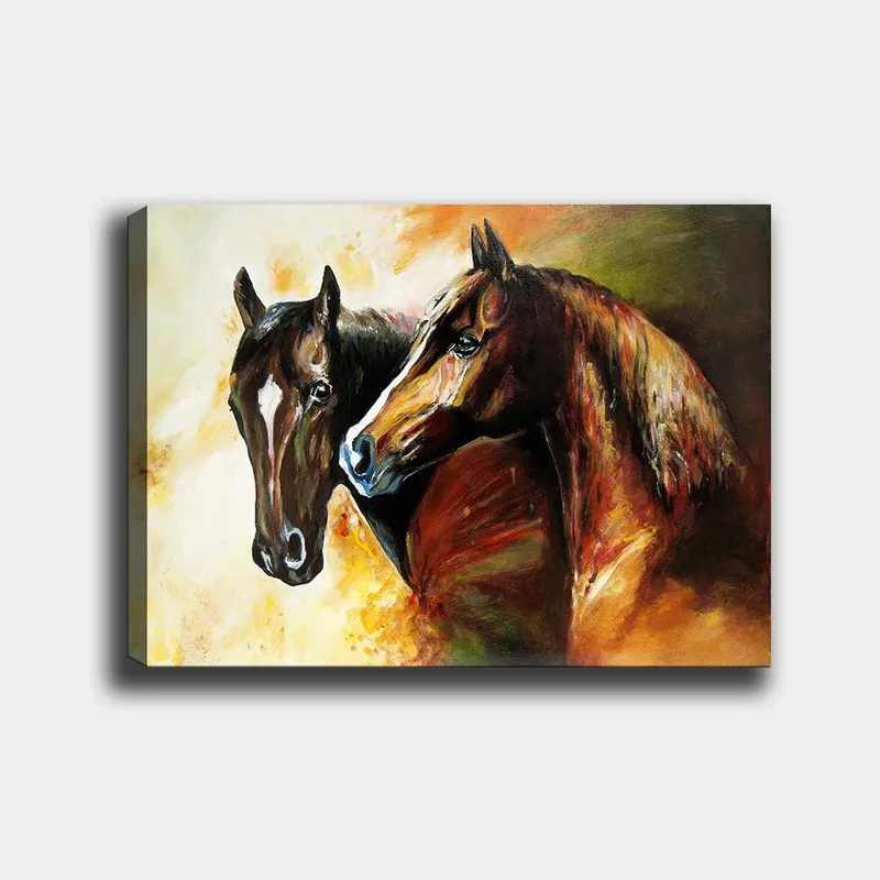Canvas taulu 70x100 cm - Kaksi lähellä toisiaan seisovaa hevosta dynaamisessa ja eloisassa sommitelmassa, Tummanruskea / Vaaleanruskea / Oranssi