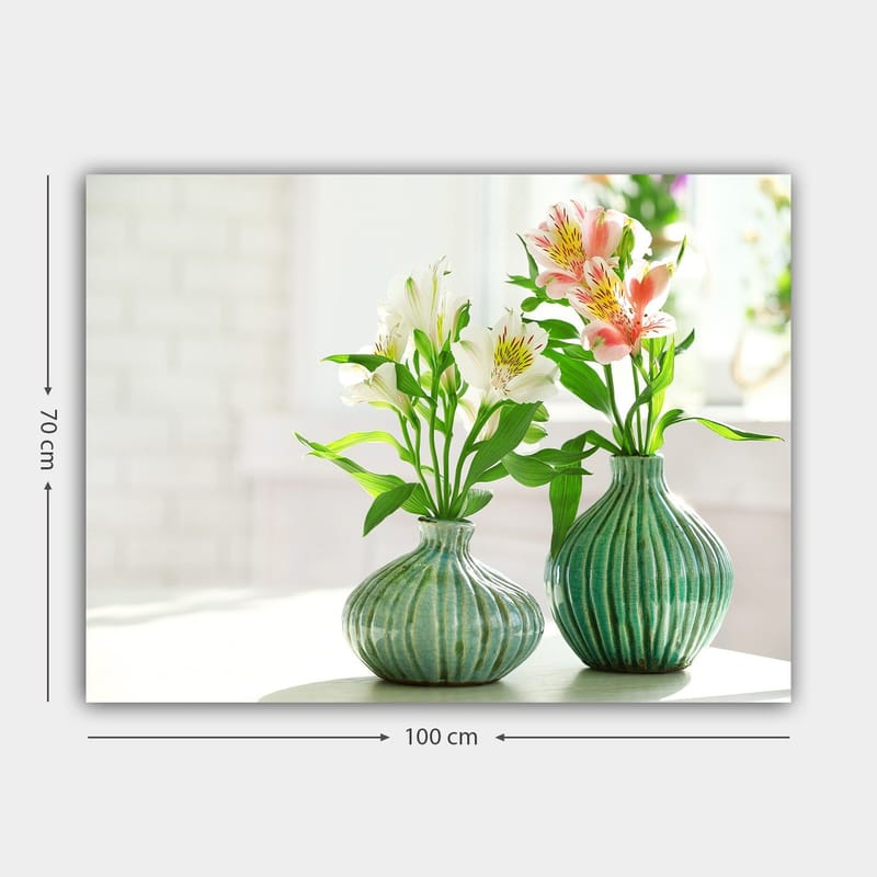 Canvas taulu 70x100 cm - Kaksi maljakkoa kukilla kirkkaassa ja raikkaassa ympäristössä - Vihreä / Valkoinen / Vaaleanpunainen - Sisustustuotteet - Taulu & taide - Canvas-taulu