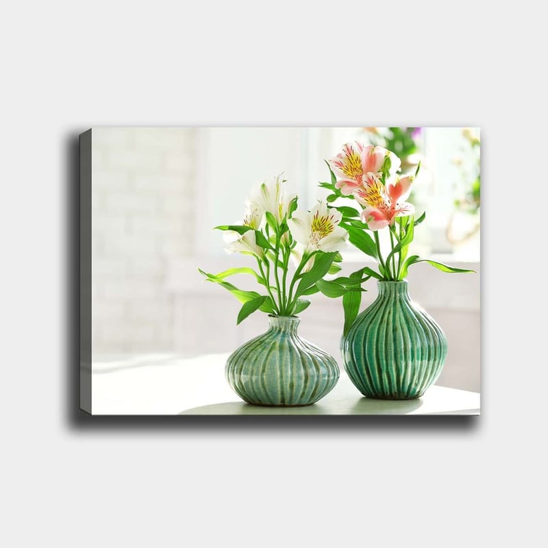 Canvas taulu 70x100 cm - Kaksi maljakkoa kukilla kirkkaassa ja raikkaassa ympäristössä, Vihreä / Valkoinen / Vaaleanpunainen