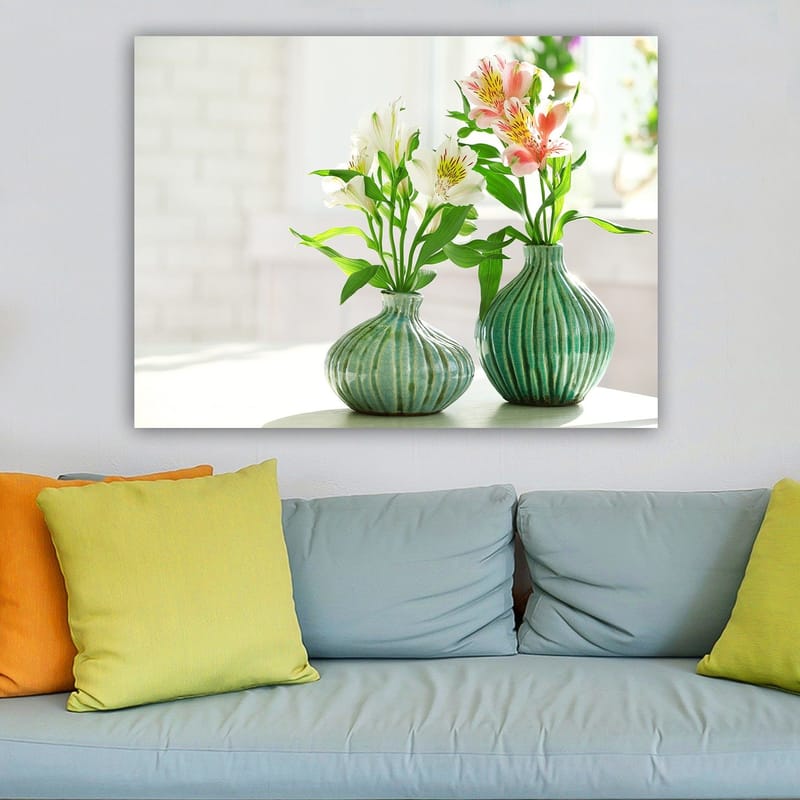 Canvas taulu 70x100 cm - Kaksi maljakkoa kukilla kirkkaassa ja raikkaassa ympäristössä - Vihreä / Valkoinen / Vaaleanpunainen - Sisustustuotteet - Taulu & taide - Canvas-taulu