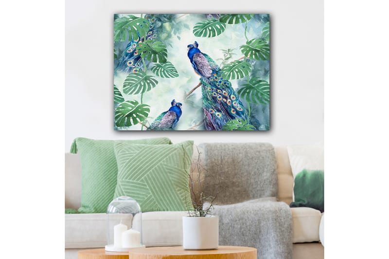 Canvas taulu 70x100 cm - Kaksi riikinkukkoa istumassa vihreiden kasvien keskellä eloisassa ja värikkäässä ympäristössä, Sininen / Vihreä / Turkoosi