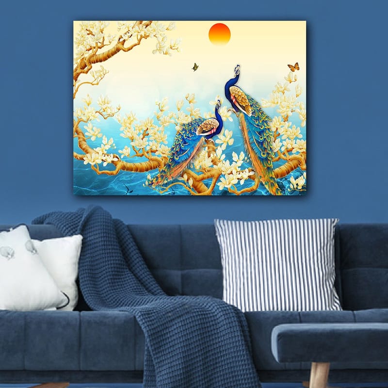 Canvas taulu 70x100 cm - Kaksi riikinkukkoa oksalla kukkien ja veden ympäröimänä - Sininen / Kulta / Valkoinen - Sisustustuotteet - Taulu & taide - Canvas-taulu