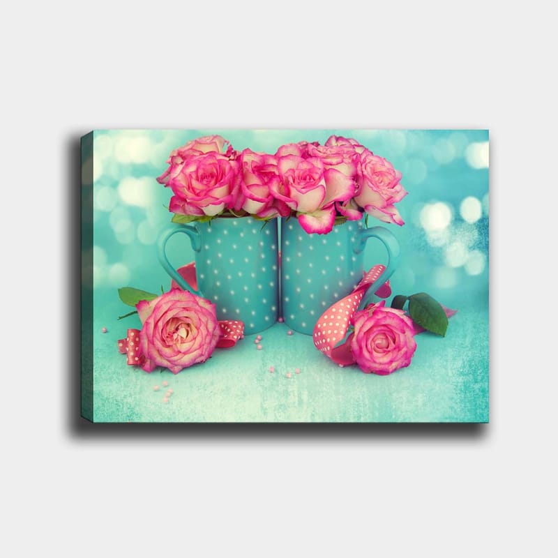 Canvas taulu 70x100 cm - Kaksi turkoosia mukia, joissa on vaaleanpunaisia ruusuja, Turkoosi / Vaaleanpunainen