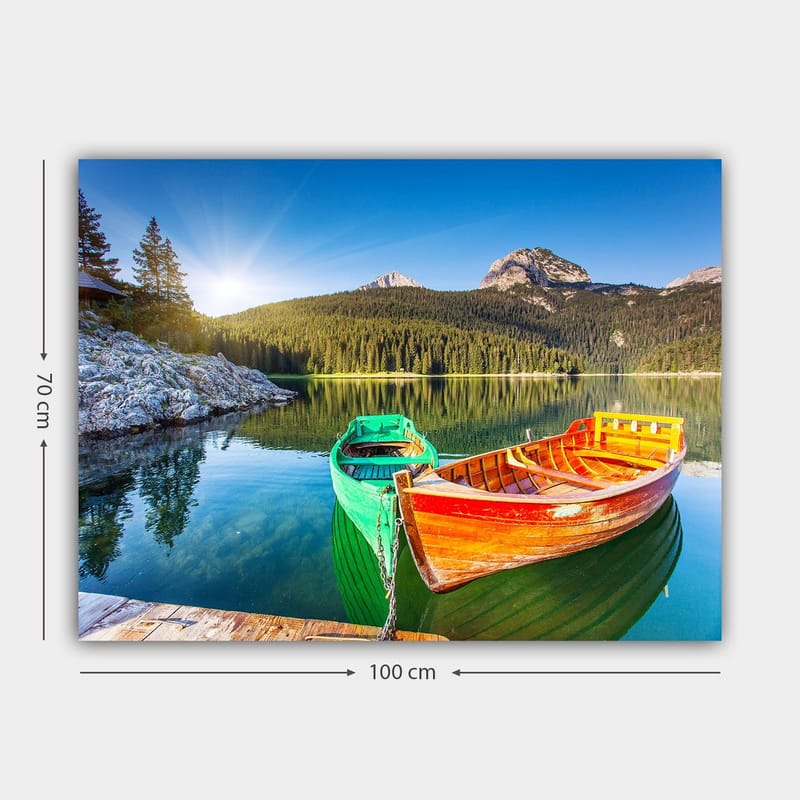 Canvas taulu 70x100 cm - Kaksi värikästä venettä makaa paikallaan peilimäisellä järvellä rehevien vuorten ympäröimänä - Vihreä / Oranssi / Sininen - Sisustustuotteet - Taulu & taide - Canvas-taulu
