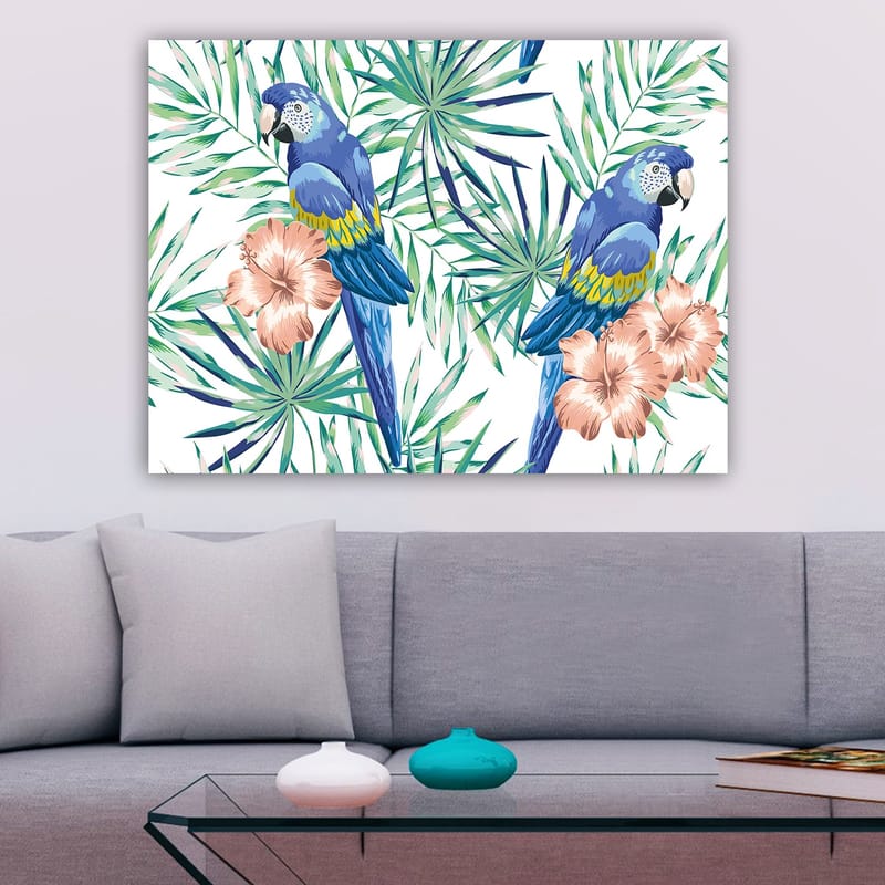 Canvas taulu 70x100 cm - Kaksi värikästä papukaijaa trooppisten kasvien ja kukkien ympär öimänä - Sininen / Vihreä / Vaaleanpunainen - Sisustustuotteet - Taulu & taide - Canvas-taulu