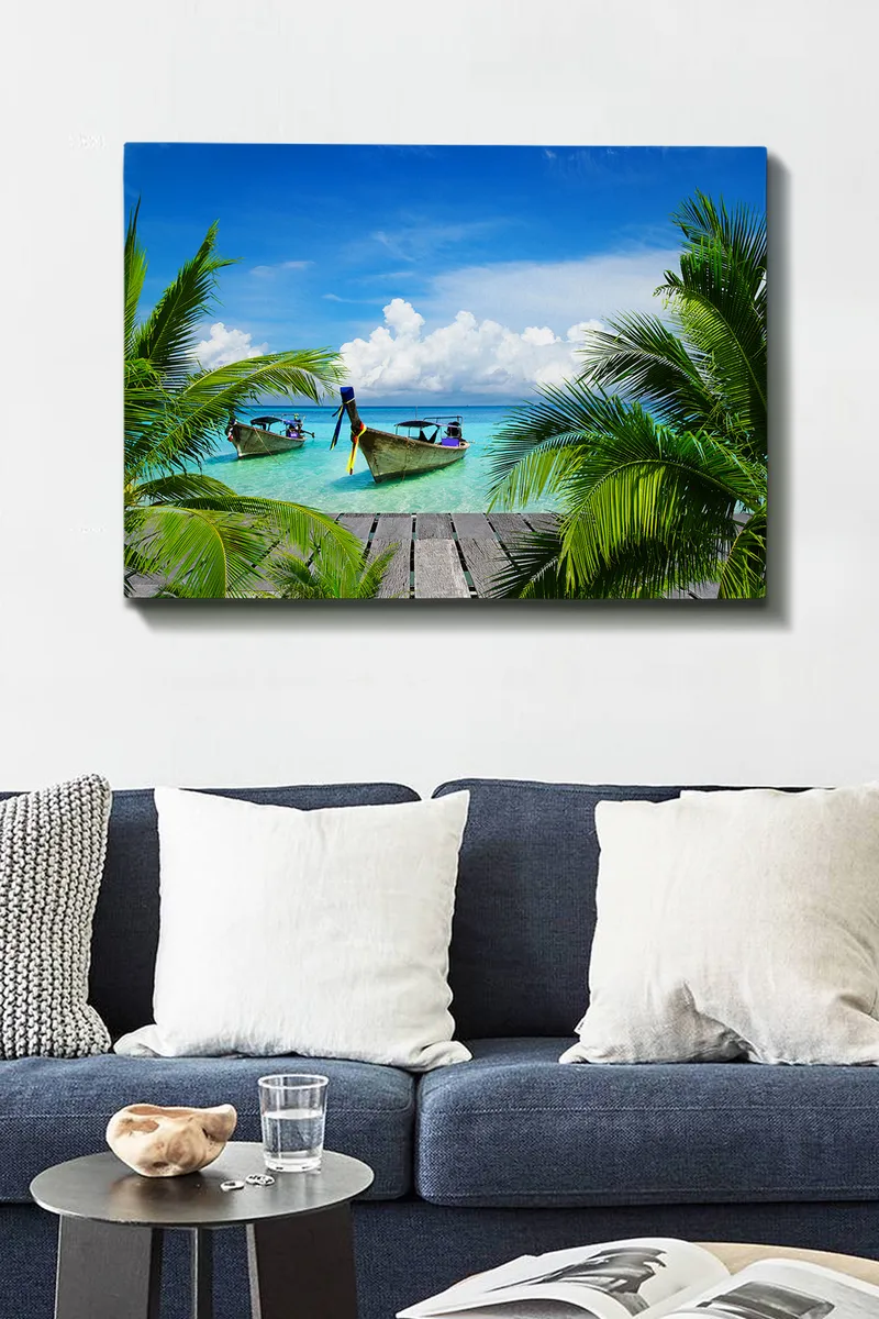 Canvas taulu 70x100 cm - Kaksi venettä kirkkaassa turkoosissa vedessä palmujen ja puisen laiturin ympäröimänä - Turkoosi / Vihreä / Sininen - Sisustustuotteet - Taulu & taide - Canvas-taulu