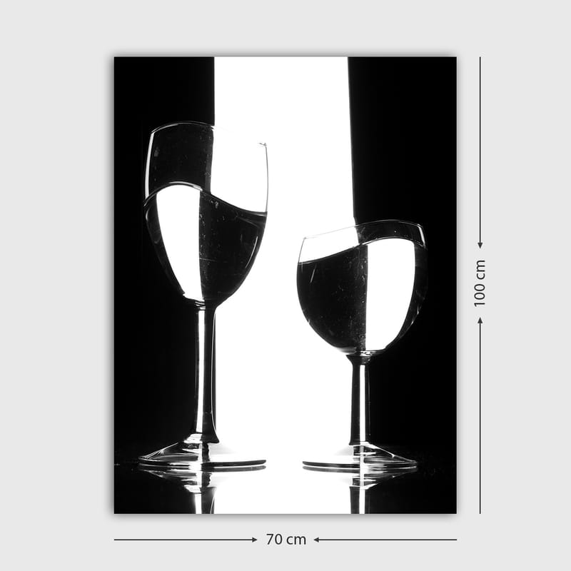 Canvas taulu 70x100 cm - Kaksi viinilasia heijastuksilla ja vedellä minimalistisessa mustavalkoisessa sommitelmassa - Musta / Valkoinen / Läpinäkyvä - Sisustustuotteet - Taulu & taide - Canvas-taulu