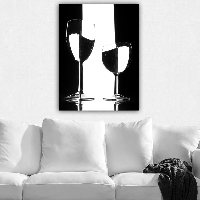 Canvas taulu 70x100 cm - Kaksi viinilasia heijastuksilla ja vedellä minimalistisessa mustavalkoisessa sommitelmassa - Musta / Valkoinen / Läpinäkyvä - Sisustustuotteet - Taulu & taide - Canvas-taulu