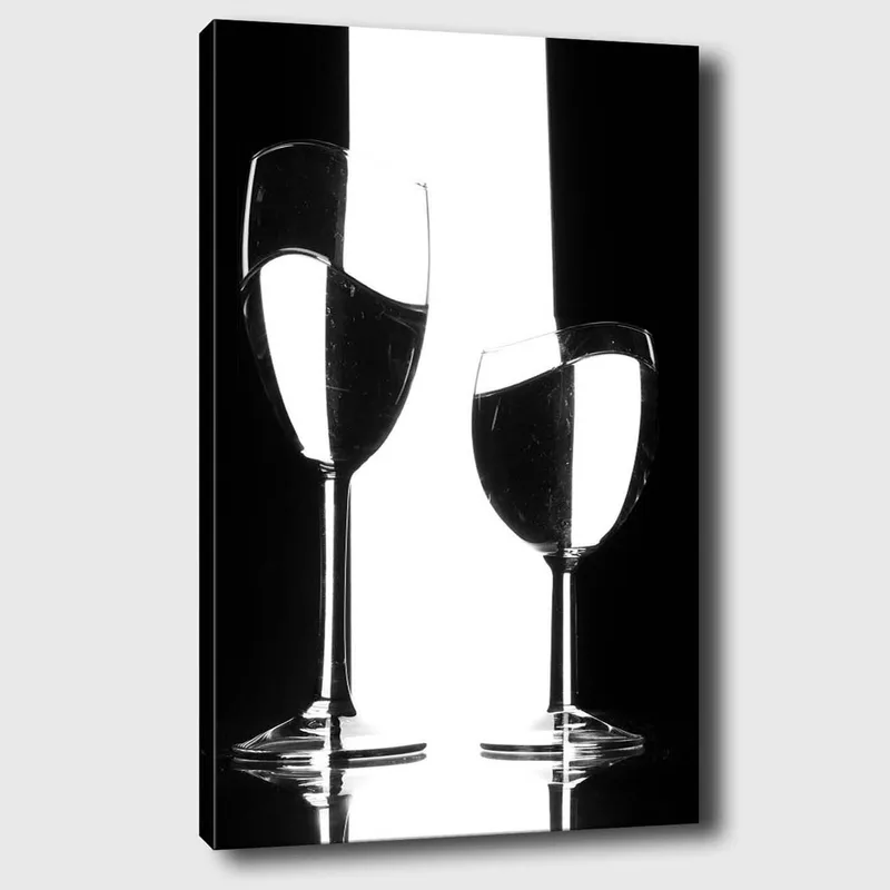 Canvas taulu 70x100 cm - Kaksi viinilasia heijastuksilla ja vedellä minimalistisessa mustavalkoisessa sommitelmassa, Musta / Valkoinen / Läpinäkyvä