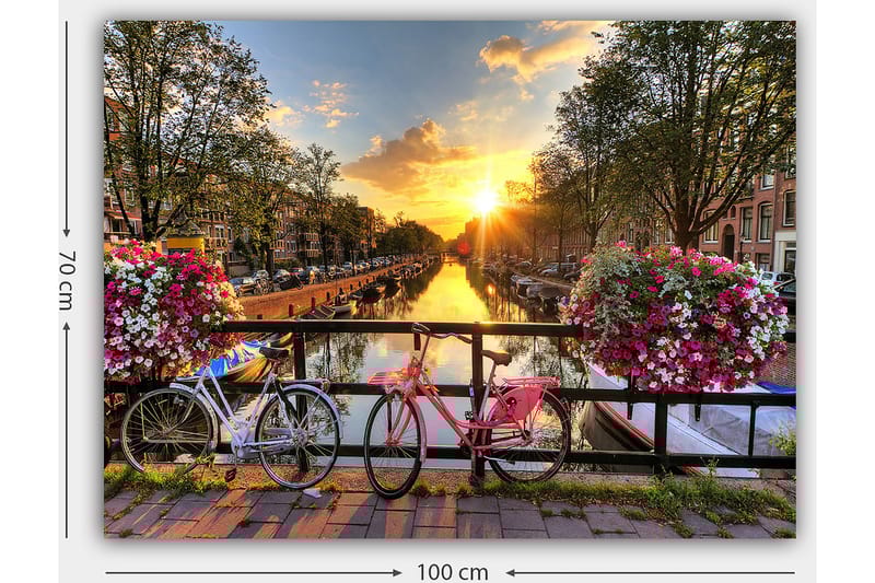 Canvas taulu 70x100 cm - Kaksi polkupyörää viehättävässä kanavamaisemassa kukkien ja auringonlaskun keskellä - Vaaleanpunainen / Valkoinen / Vihreä - Sisustustuotteet - Taulu & taide - Canvas-taulu