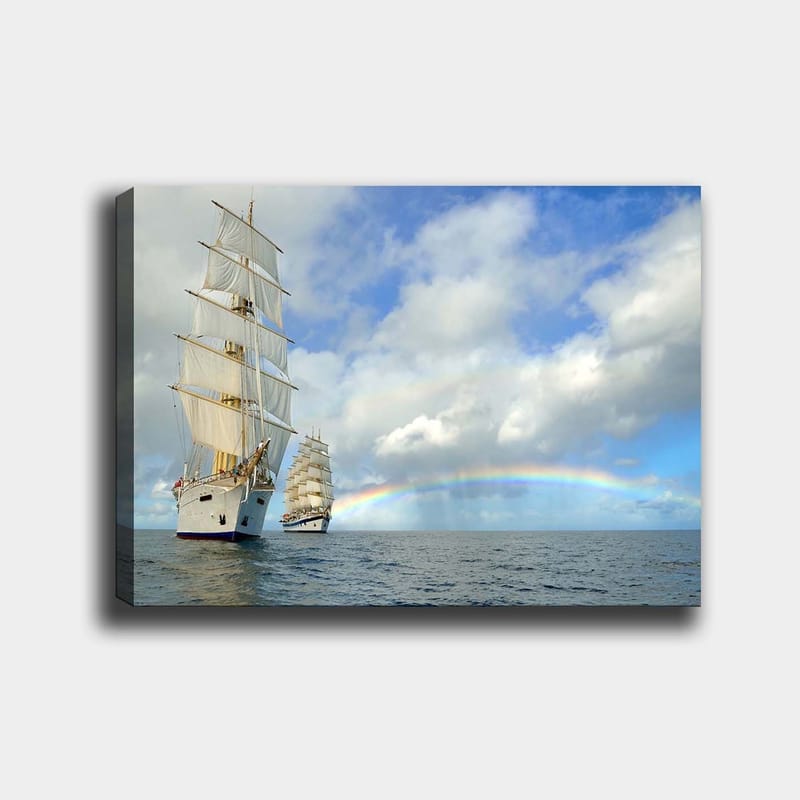 Canvas taulu 70x100 cm - Kaksi purjevenettä navigoimassa tyynellä merellä sinisen taivaan, pilvien ja sateenkaaren alla, Valkoinen / Sininen / Harmaa